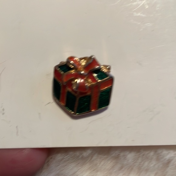 Vintage red and green Christmas present brooch - Picture 2 of 8
